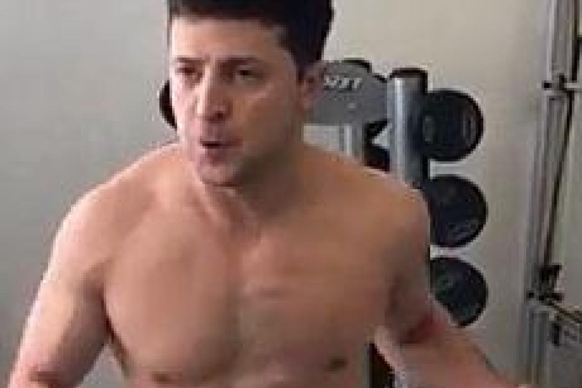 "Без футболки, но в шортах": Зеленский показал видео со спортзала