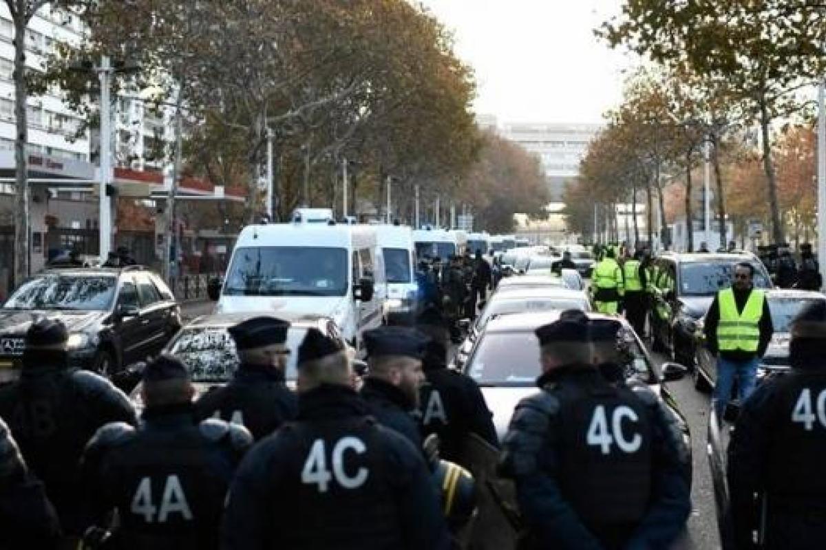 Во Франции прошли массовые акции протеста: сотни раненых и задержанных