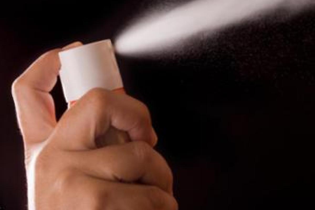 В Киеве двое парней напали на курьера, который привез мобильные телефоны