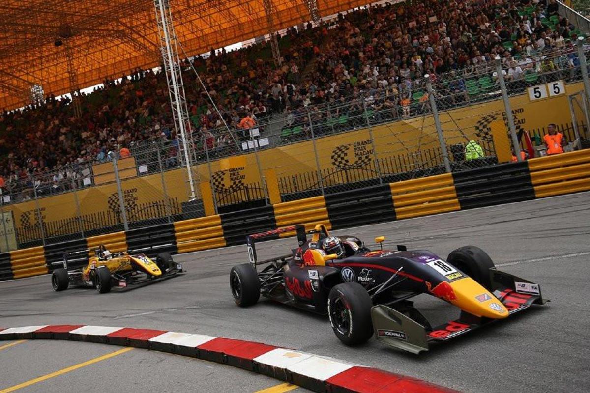 В Китае во время гонки "Формула-3" болид 17-летней немки вылетел с трассы