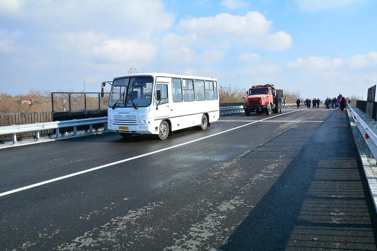 "ЛНР" ближе не стала: Через мост, соединяющий обе "республики", не пропускают общественный транспорт