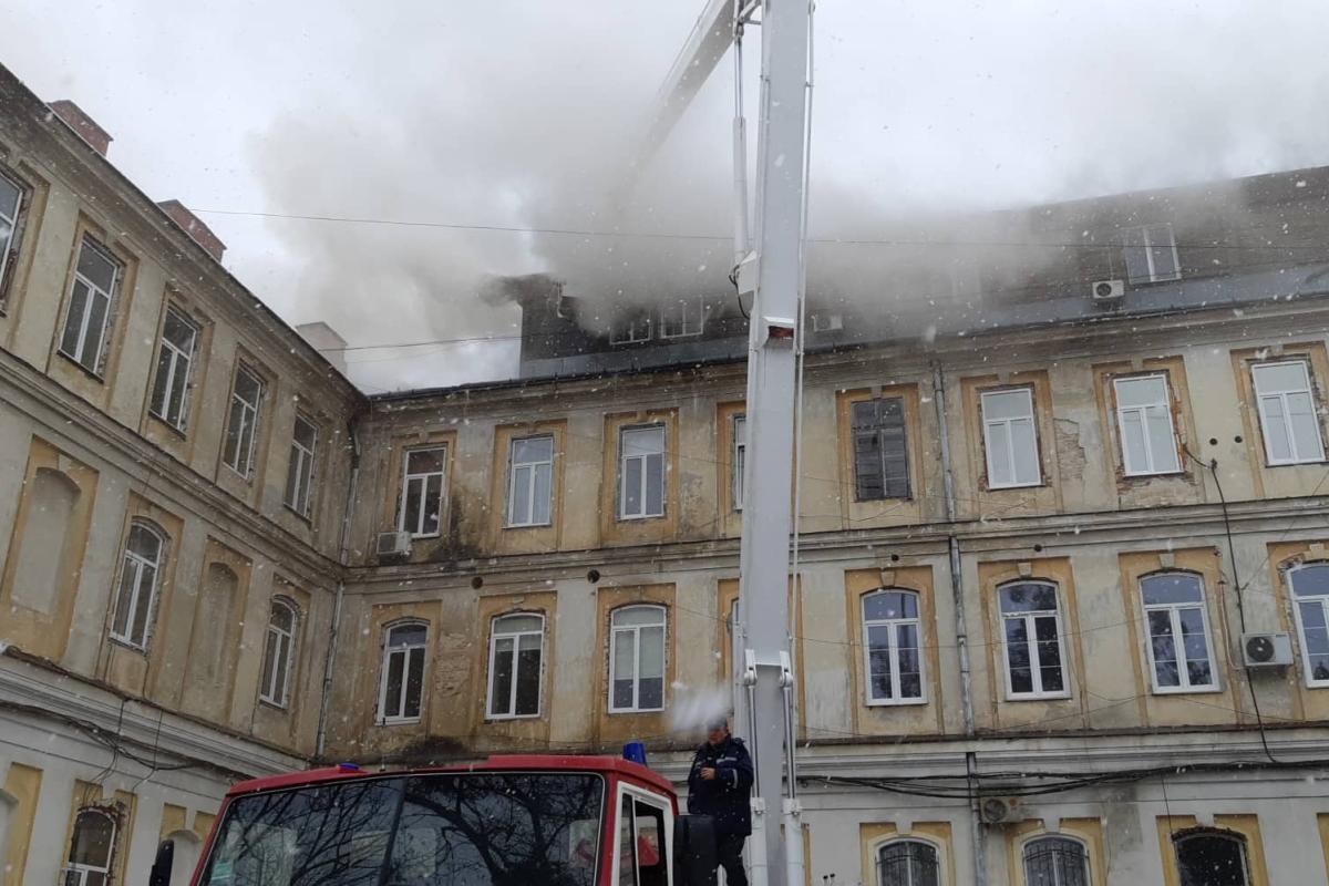 Во Львове масштабный пожар охватил областную клиническую больницу: эвакуированы 500 человек Во Львове масштабный пожар охватил областную клиническую больницу: эвакуированы 500 человек