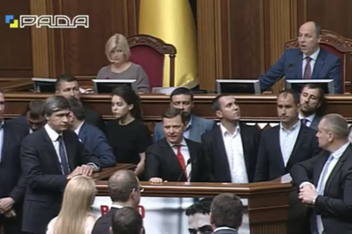 Радикалы заблокировали трибуну спикера ВРУ