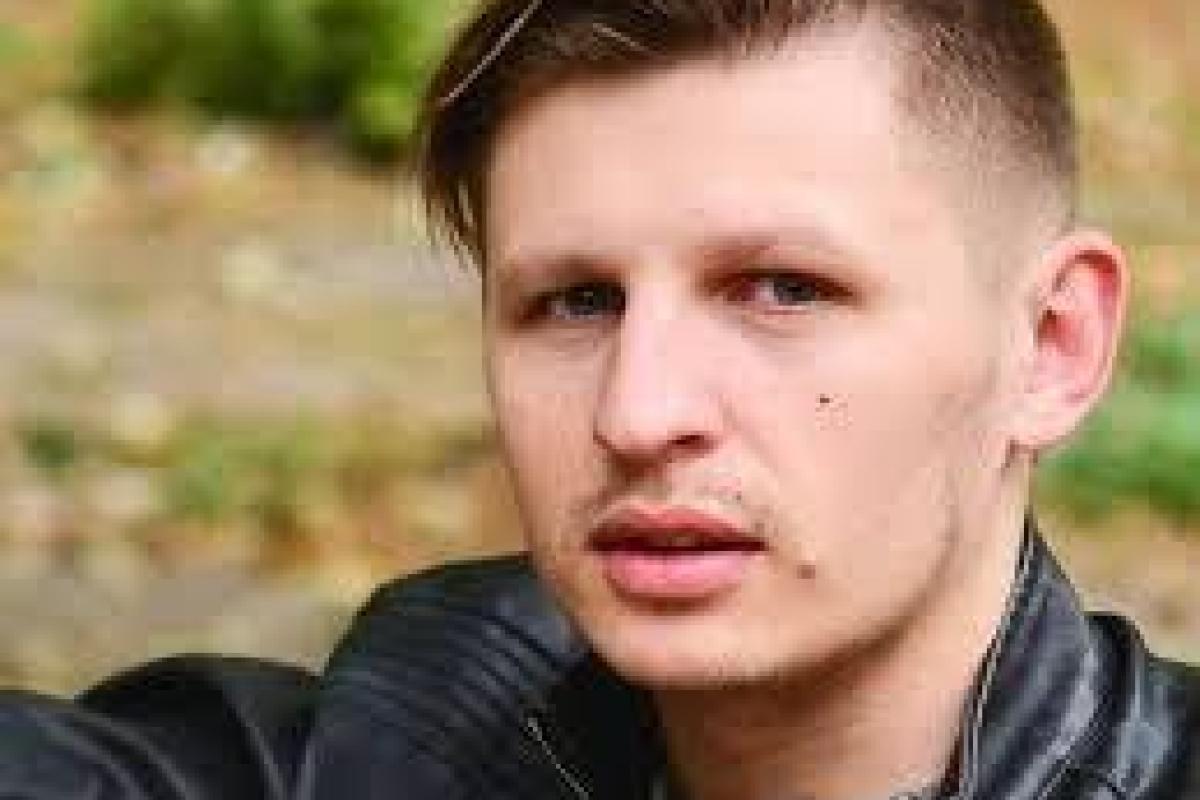 Украинский рок-певец во время концерта рухнул под сцену: видео