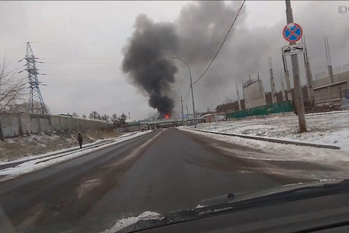 В Подмосковье горит строительный рынок: опубликовано видео