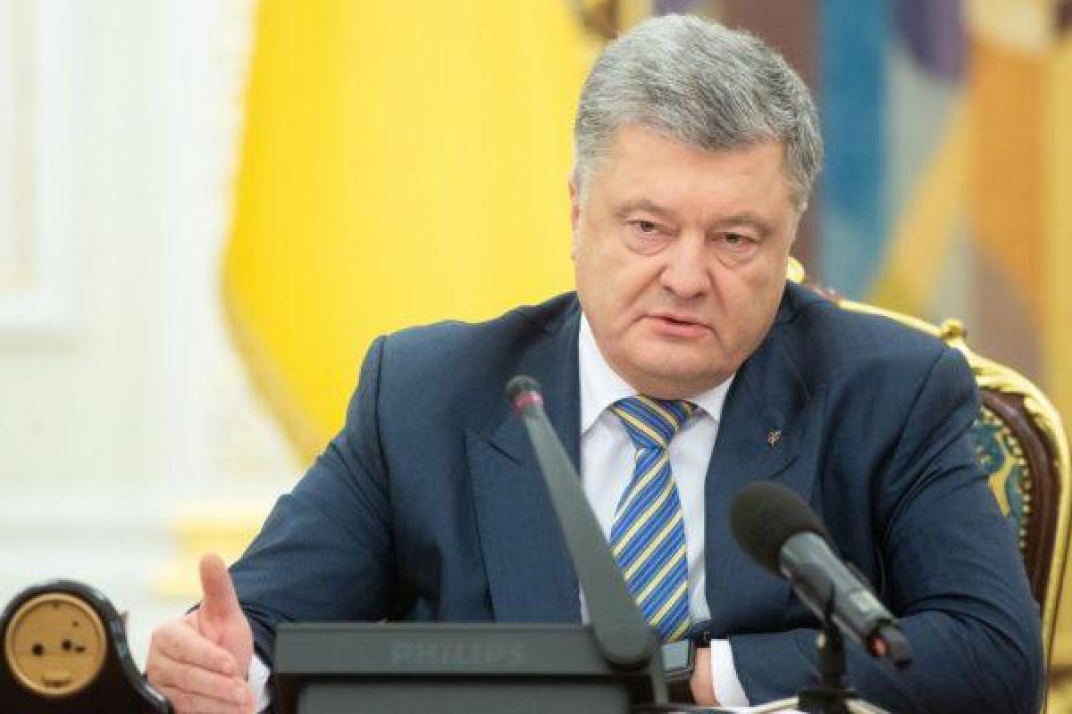 "Порошенко оказался в сложной ситуации", - Геращенко о введении военного положения "Порошенко оказался в сложной ситуации", - Геращенко о введении военного положения