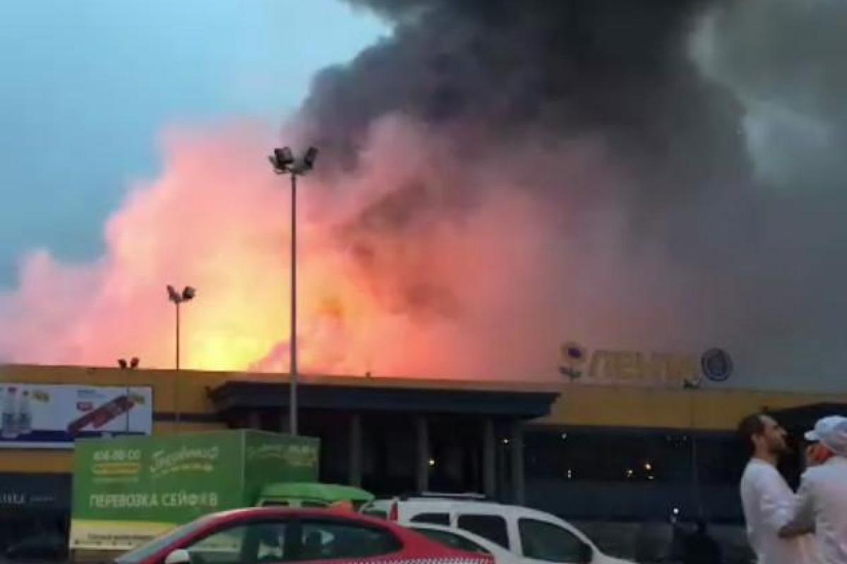 В Санкт-Петербурге загорелся огромный супермаркет: опубликовано видео В Санкт-Петербурге загорелся огромный супермаркет: опубликовано видео