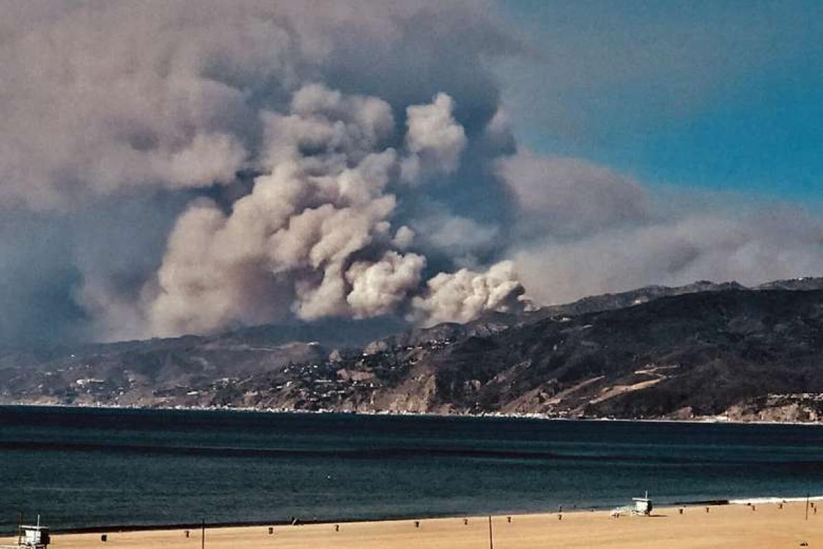 Пожары в Калифорнии: огонь добрался до дома Ким Кардашян