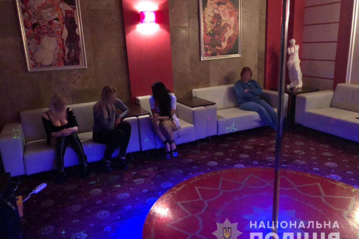 В Киеве прикрыли сеть ночных клубов, в которых танцовщицы предоставляли сексуальные услуги В Киеве прикрыли сеть ночных клубов, в которых танцовщицы предоставляли сексуальные услуги