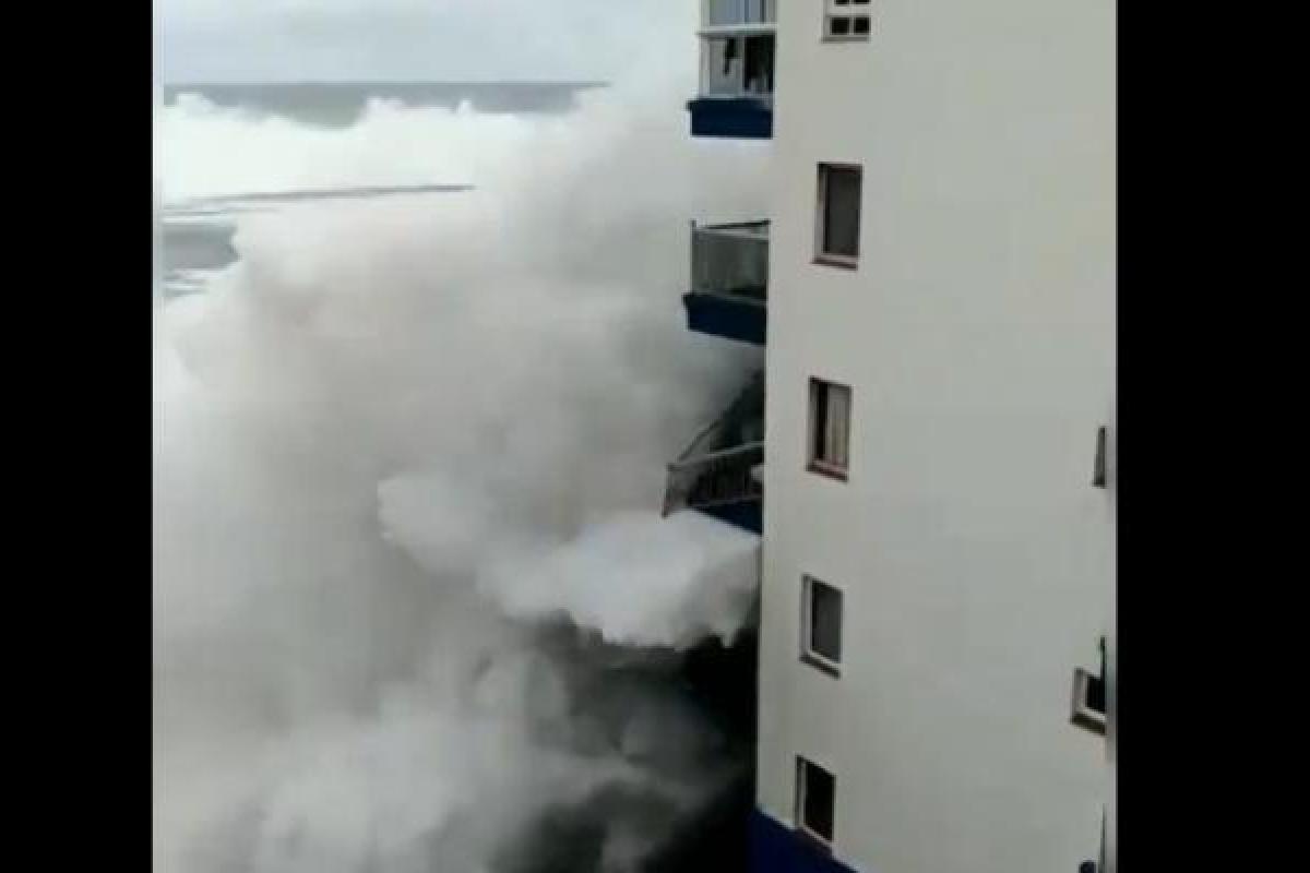 Сильный шторм сносит балконы в прибрежных отелях на острове Тенерифе - видео