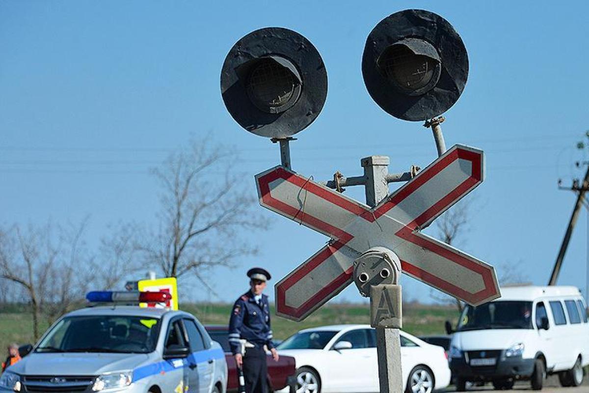 В России пассажирский поезд столкнулся с грузовым автомобилем В России пассажирский поезд столкнулся с грузовым автомобилем
