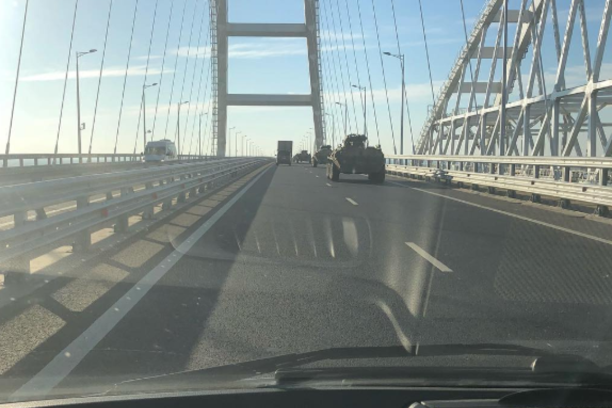 "Для этого и строили": По Крымскому мосту прошла колонна военной техники "Для этого и строили": По Крымскому мосту прошла колонна военной техники