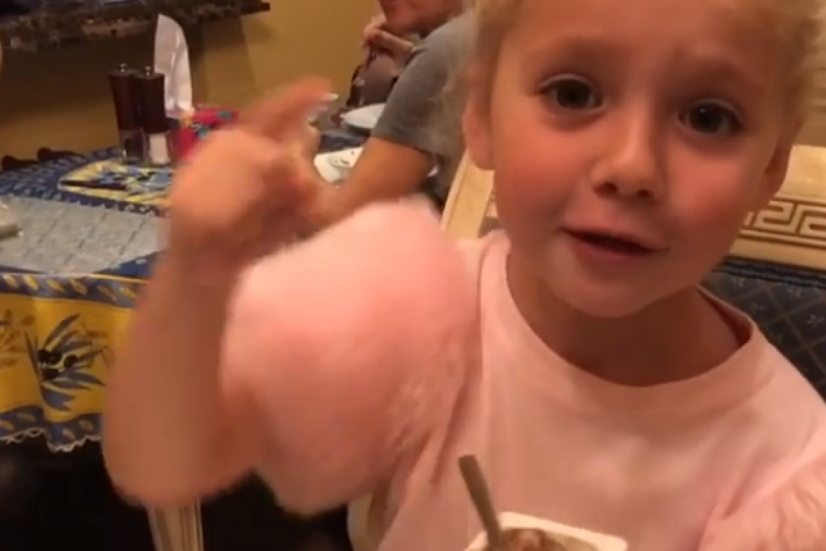 "Рабы и слуги в сторонке": Семейное видео Пугачевой бурно обсуждают в сети "Рабы и слуги в сторонке": Семейное видео Пугачевой бурно обсуждают в сети