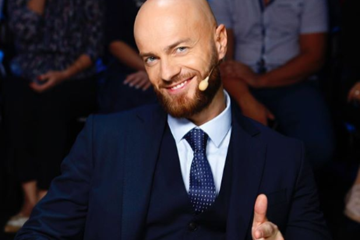 С волосами и "модной" партнершей: Влад Яма показал свое детское фото