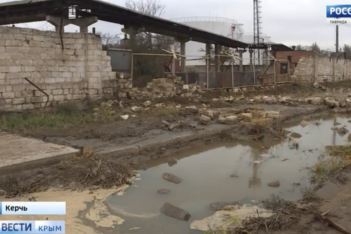 В Крыму на ТЭЦ разорвало водонакопитель, разрушено ограждение В Крыму на ТЭЦ разорвало водонакопитель, разрушено ограждение