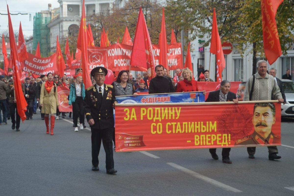 Красный шабаш у кислотного Ленина: Как в Крыму отметили 7 ноября Красный шабаш у кислотного Ленина: Как в Крыму отметили 7 ноября
