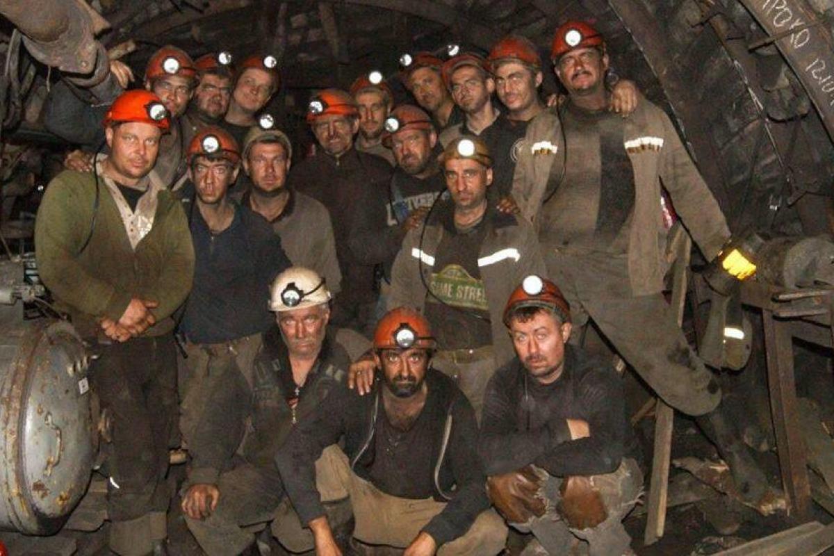 Лисичанские шахтеры вышли на поверхность после месяца протеста под землей Лисичанские шахтеры вышли на поверхность после месяца протеста под землей