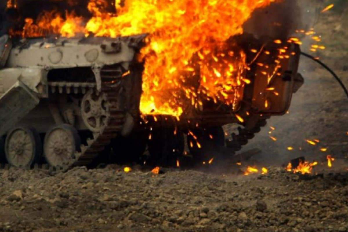 Боевики на Донбассе сожгли свой танк: подробности
