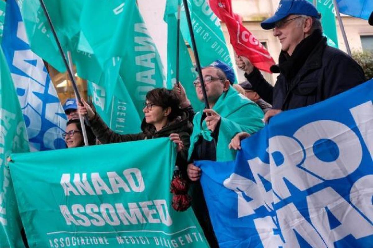 В Италии на улицы вышли 120 тысяч врачей