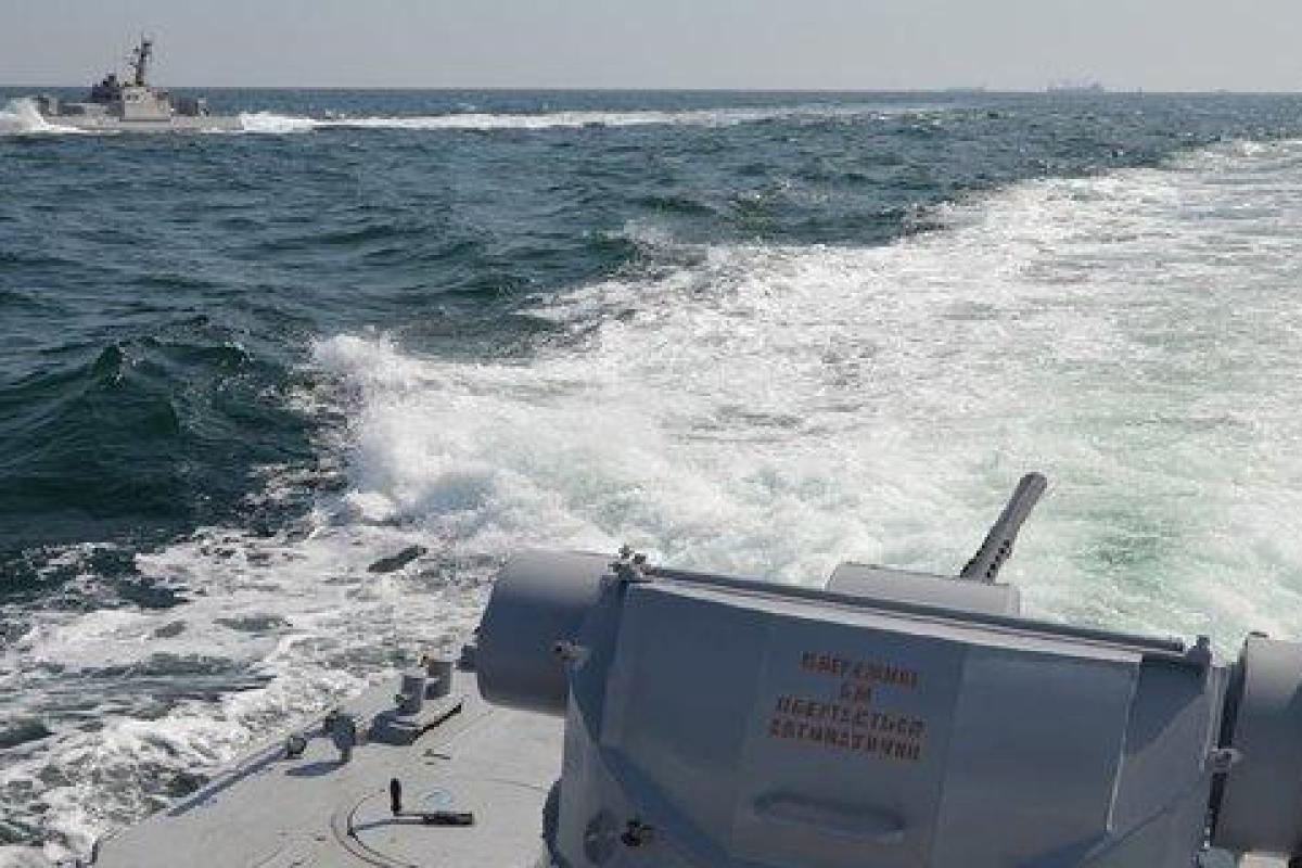 Российский корабль протаранил украинский буксир в Азовском море Российский корабль протаранил украинский буксир в Азовском море