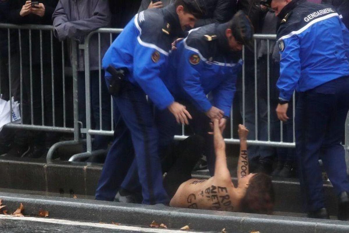 Активистки Femen прорвались к кортежу Трампа в Париже
