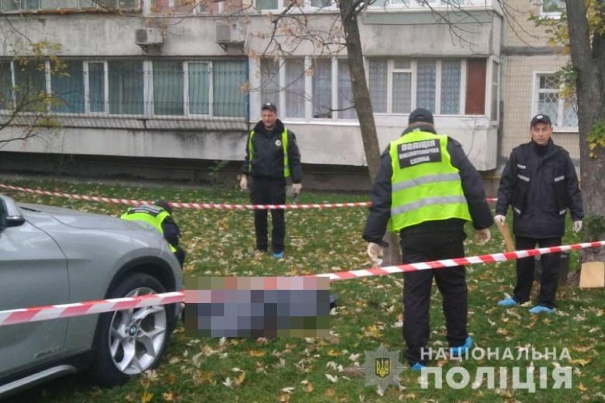 Подорвался на гранате? В Киеве возле машины нашли тело молодого парня Подорвался на гранате? В Киеве возле машины нашли тело молодого парня
