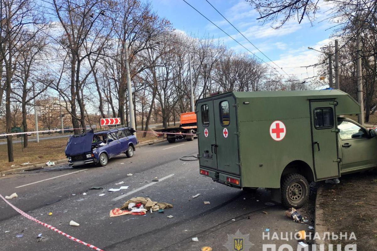 В Харькове санитарный автомобиль военных столкнулся с легковушкой: в больницу попала семья с ребенком В Харькове санитарный автомобиль военных столкнулся с легковушкой: в больницу попала семья с ребенком