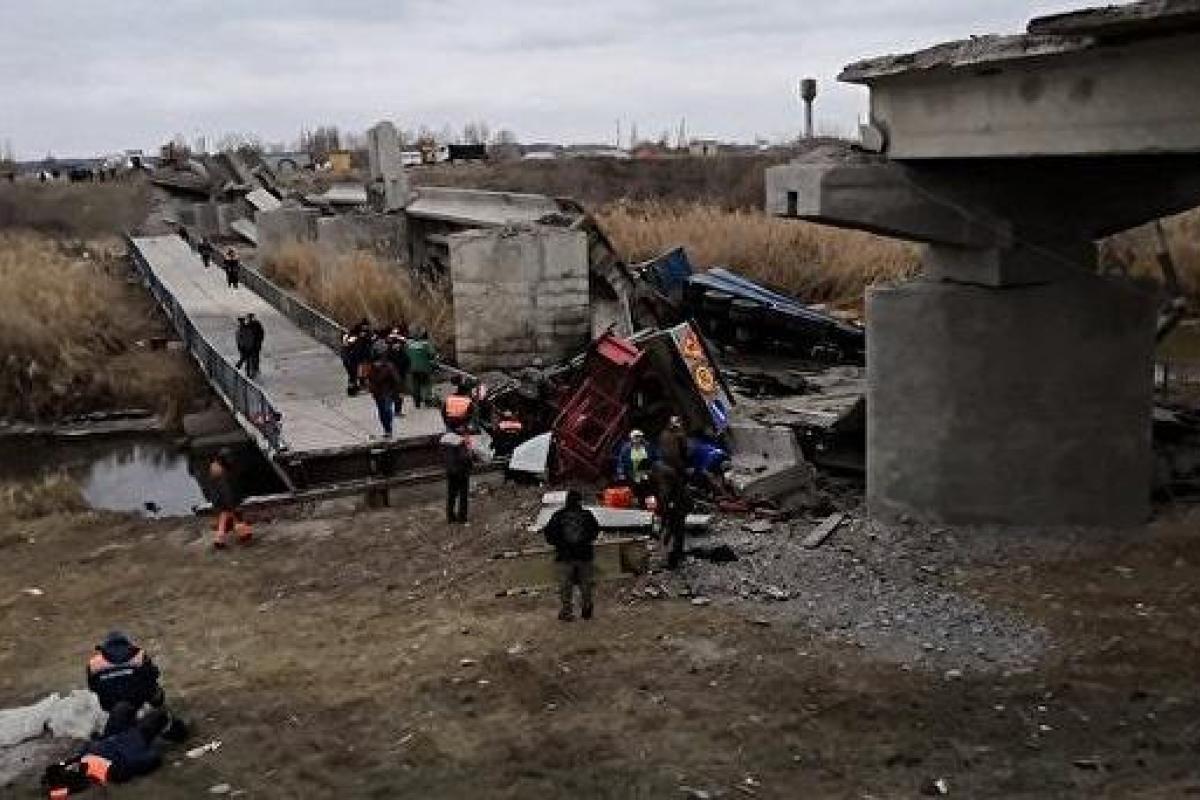 В России обрушился автомобильный мост: есть пострадавшие