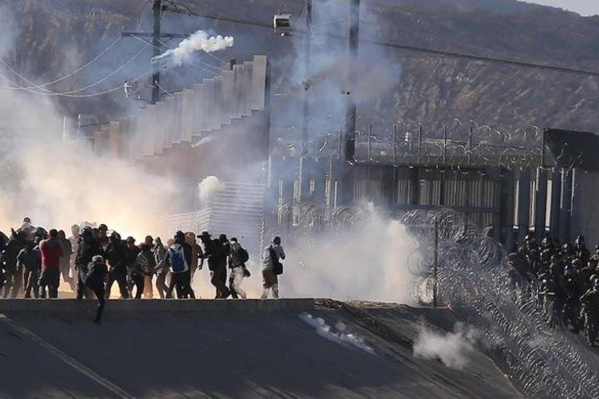 Мигранты пытались прорвать заграждение на границе Мексики и США