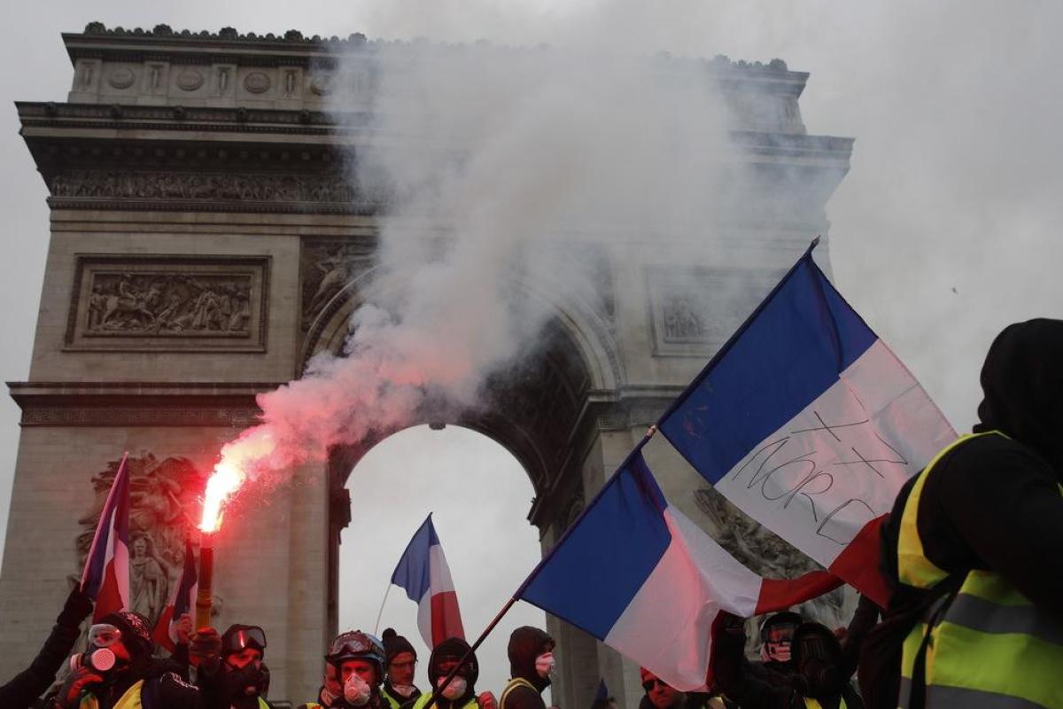 Беспорядки в Париже: Демонстранты разгромили Триумфальную арку