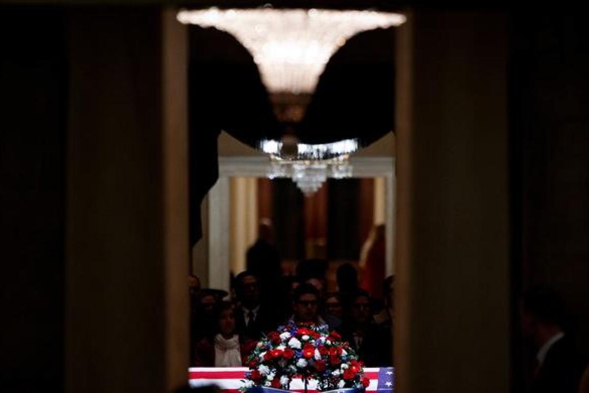 На Капитолийском холме американцы прощаются с Джорджем Бушем-старшим