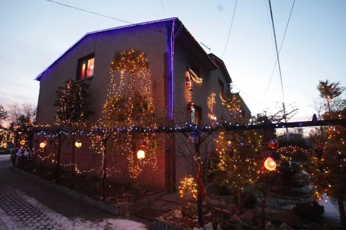 В Германии супруги развешивают 2700 рождественских украшений на 95 квадратных метрах