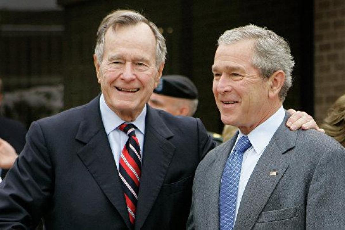 "Я тоже тебя люблю": "New York Times" описал последние моменты жизни Джорджа Буша-старшего