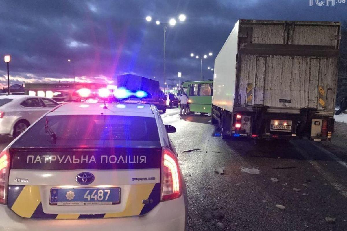 Под Киевом грузовик врезался в маршрутку: 6 пострадавших