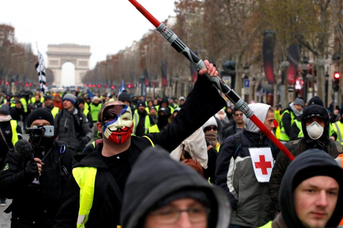 Во Франции возобновились протесты "желтых жилетов": полиция задержала десятки человек