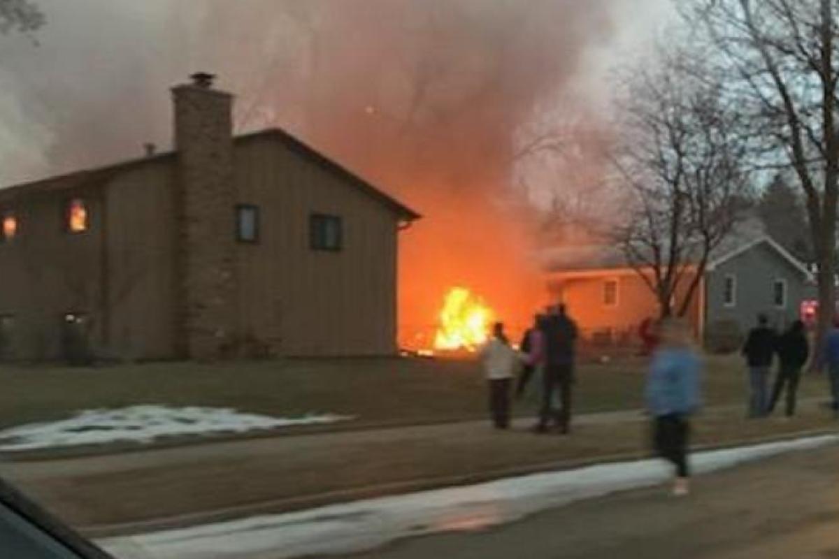 В США самолет упал на жилые дома - есть жертвы