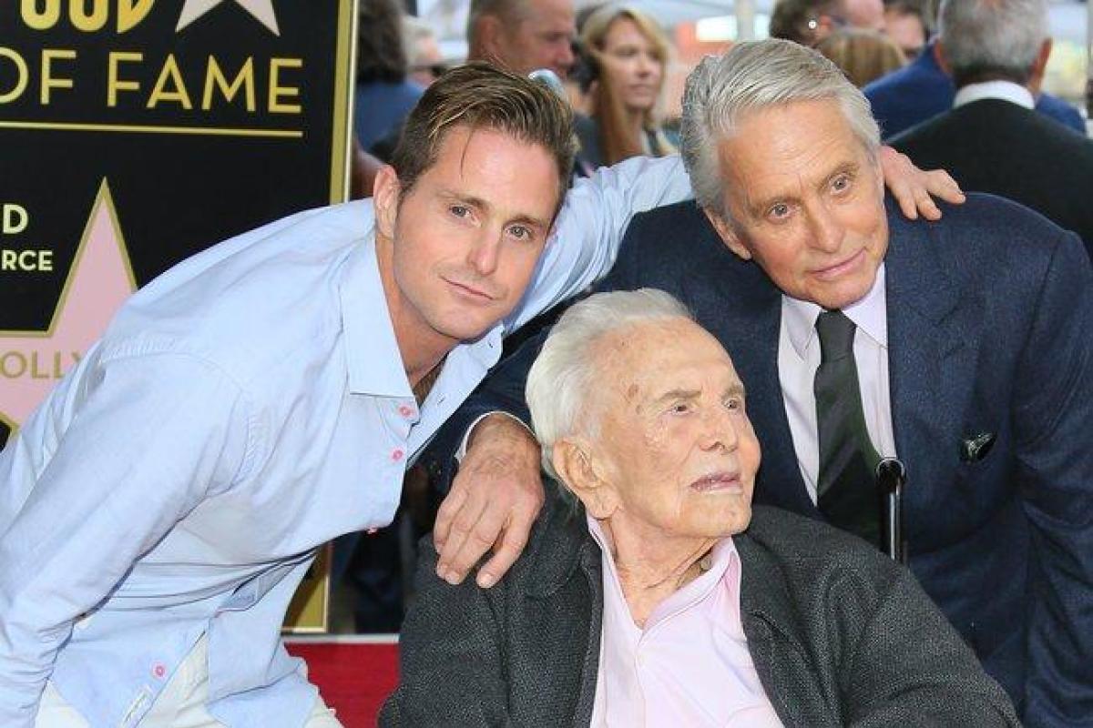 Американский актер Кирк Дуглас отпраздновал 102-й день рождения Американский актер Кирк Дуглас отпраздновал 102-й день рождения