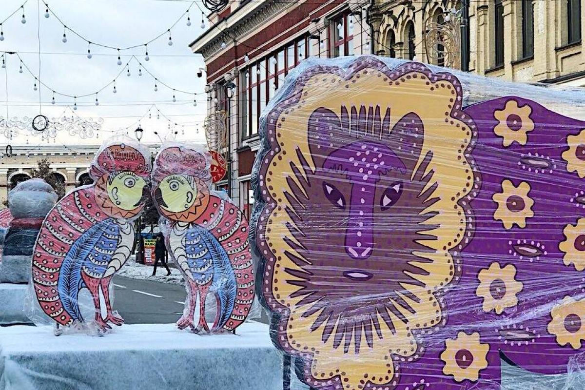 "Страна Северного сияния": В Киеве начали устанавливать елки и новогодние декорации