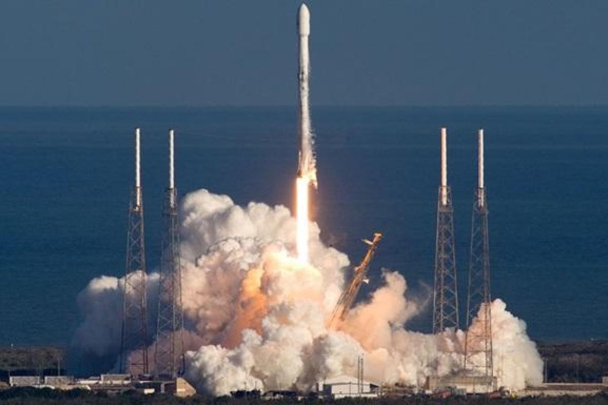 После нескольких неудачных попыток ракета SpaceX со спутником GPS стартовала на орбиту
