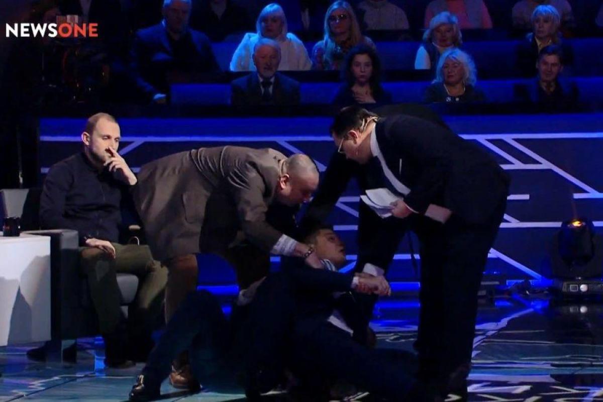 Нардеп Мосийчук с матом и тростью набросился на политолога Семченко в прямом эфире Нардеп Мосийчук с матом и тростью набросился на политолога Семченко в прямом эфире