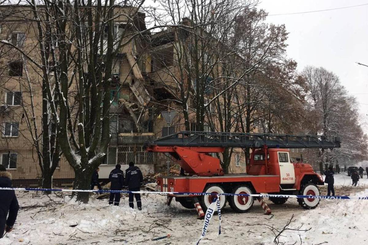 Обрушение дома в Фастове: спасатели продолжают разбор завалов Обрушение дома в Фастове: спасатели продолжают разбор завалов