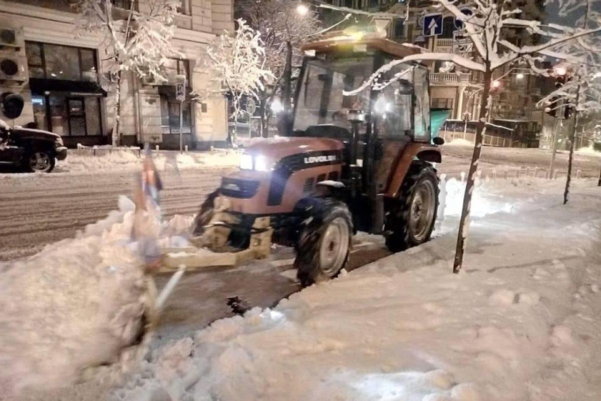 Киев второй день засыпает снегом: на дорогах столицы пробки Киев второй день засыпает снегом: на дорогах столицы пробки