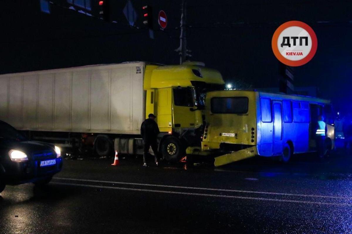 Под Киевом фура снесла 6 автомобилей, есть пострадавшие Под Киевом фура снесла 6 автомобилей, есть пострадавшие