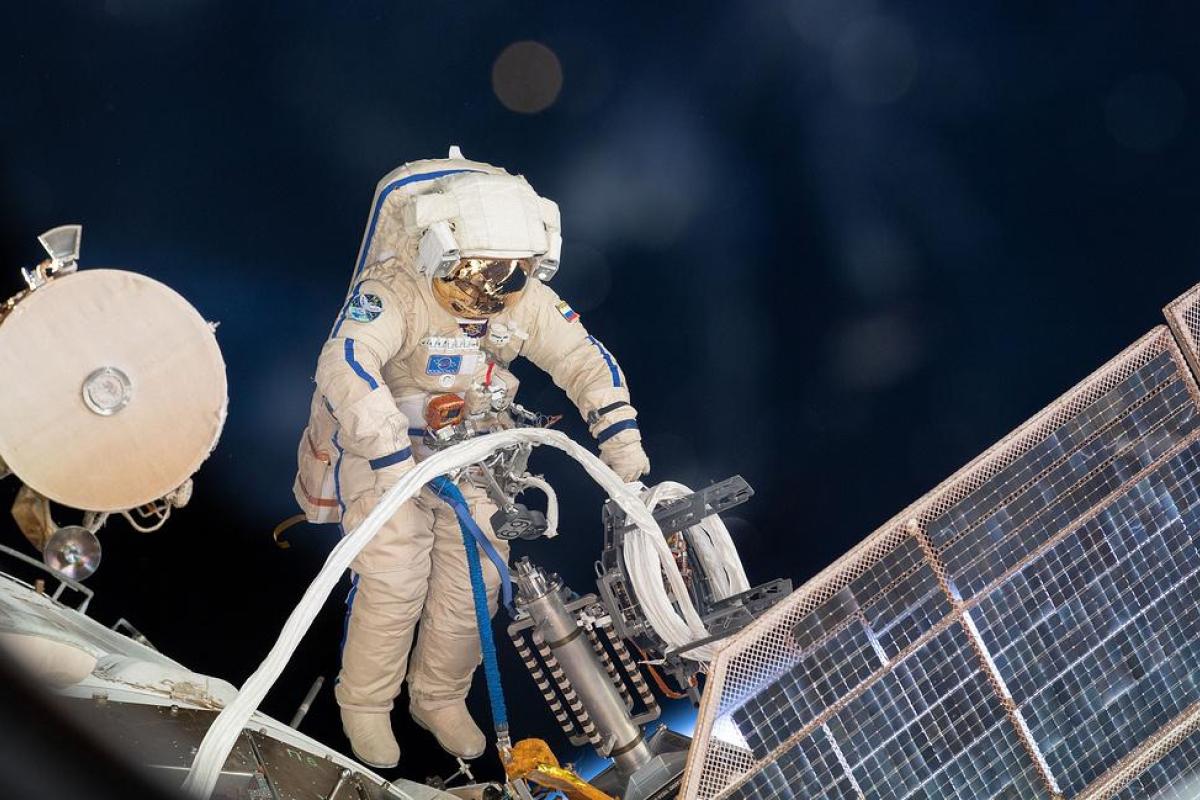 Российские космонавты на орбите вскроют обшивку корабля "Союз" Российские космонавты на орбите вскроют обшивку корабля "Союз"