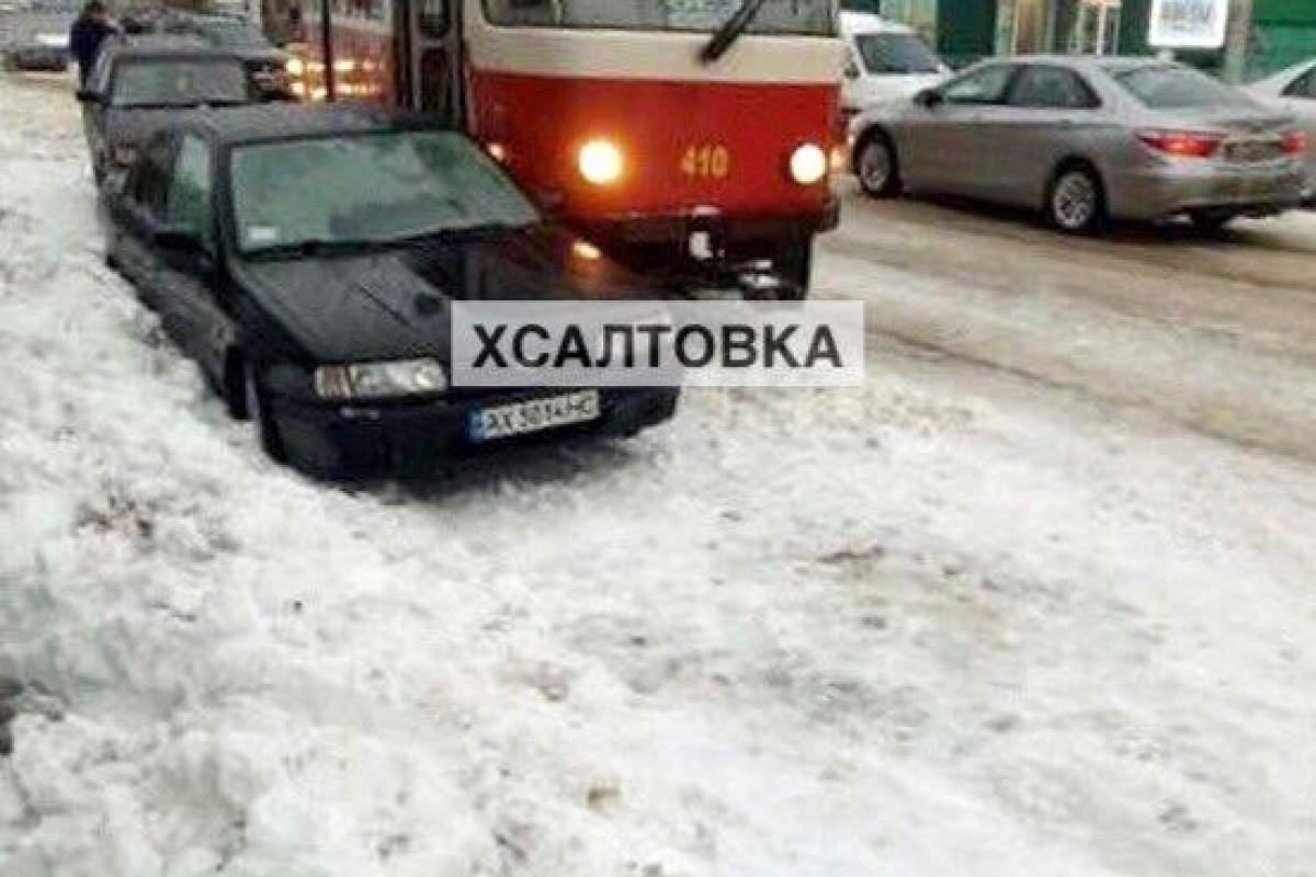 ​​В Харькове трамвай снес два припаркованных автомобиля