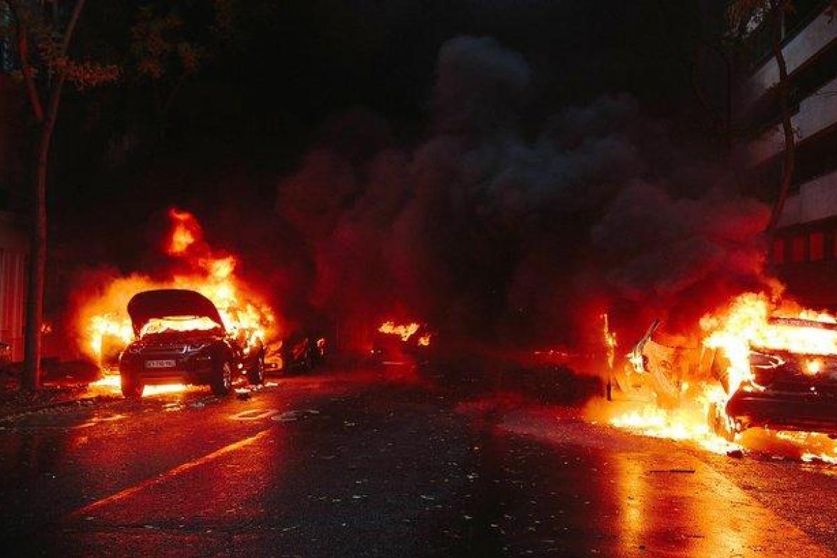 "Желтые жилеты" перед офисом газеты Le Parisien в Париже подожгли несколько автомобилей