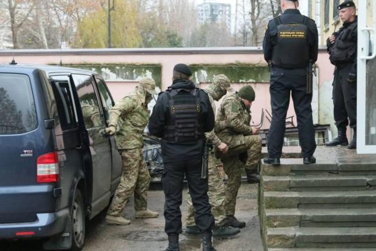 В московской тюрьме украинских моряков заставили снять военную форму В московской тюрьме украинских моряков заставили снять военную форму