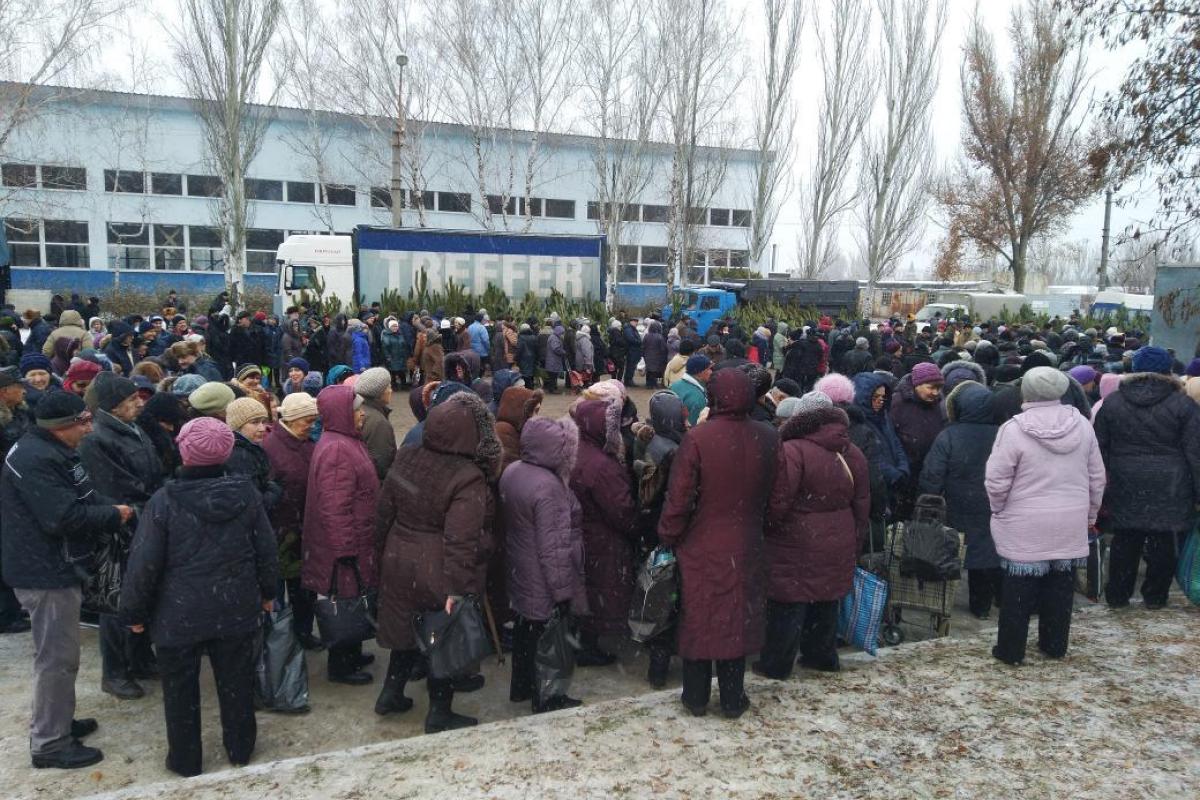 Луганск предновогодний: очередь за яйцами растянулась на десятки метров Луганск предновогодний: очередь за яйцами растянулась на десятки метров