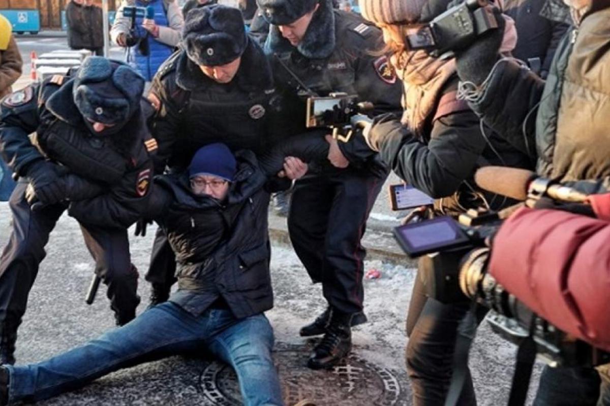 В Москве на протестах против войны в Украине задержали 12 человек В Москве на протестах против войны в Украине задержали 12 человек