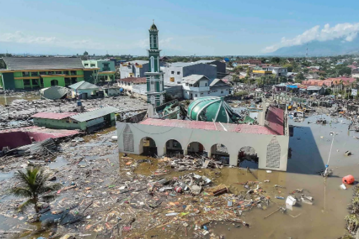 В Индонезии в результате цунами погибли 62 человека